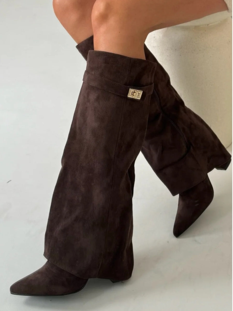 ALVINA | Luxe Wildleder-Look Hohe Stiefel mit Goldakzent